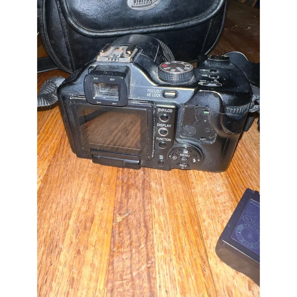 Panasonic Lumix DMC-FZ50 Digital Camera 12x Optical Zoom Leica Lens Bundle Bag